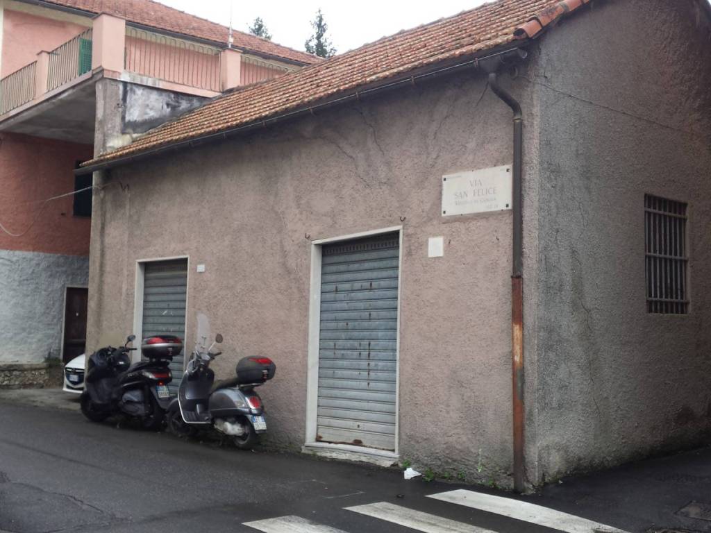 locale commerciale in vendita a Genova in zona Molassana