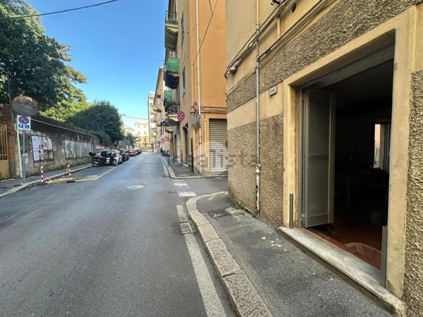 locale commerciale in vendita a Genova in zona Sestri Ponente