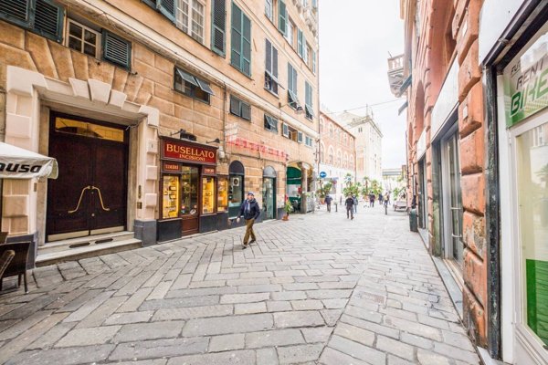 appartamento in vendita a Genova in zona Sottoripa / Maddalena / Molo