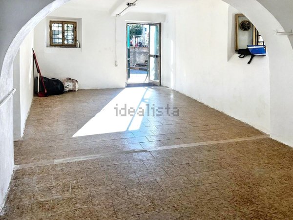 locale commerciale in vendita a Genova in zona Palmaro / Pra'