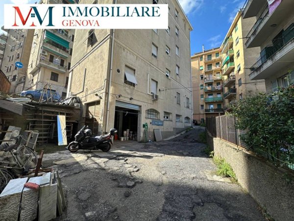 locale commerciale in vendita a Genova in zona Molassana