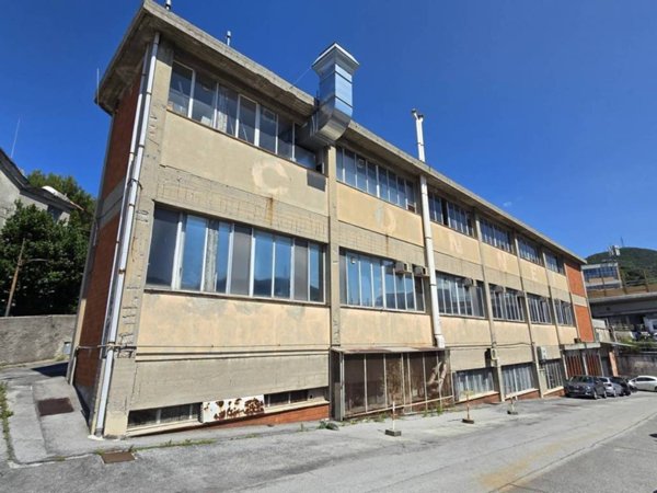 locale commerciale in vendita a Genova in zona Sestri Ponente