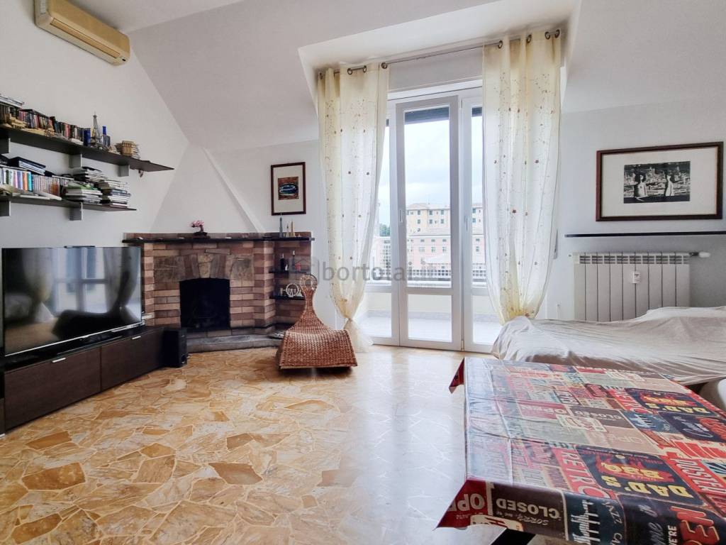 appartamento in vendita a Genova in zona Quarto dei Mille