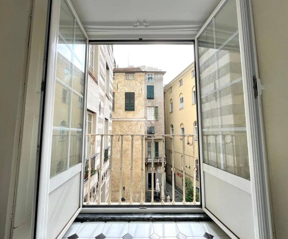 appartamento in vendita a Genova in zona Sottoripa / Maddalena / Molo