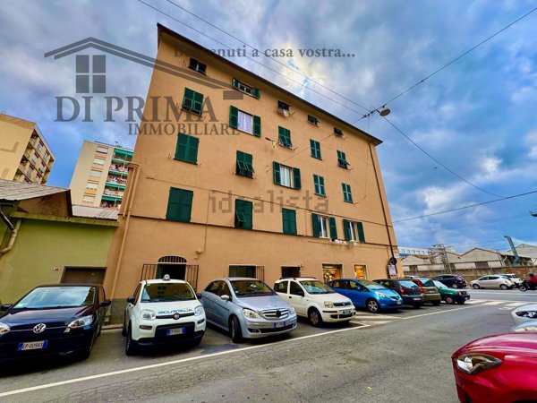 locale di sgombero in vendita a Genova in zona Sestri Ponente
