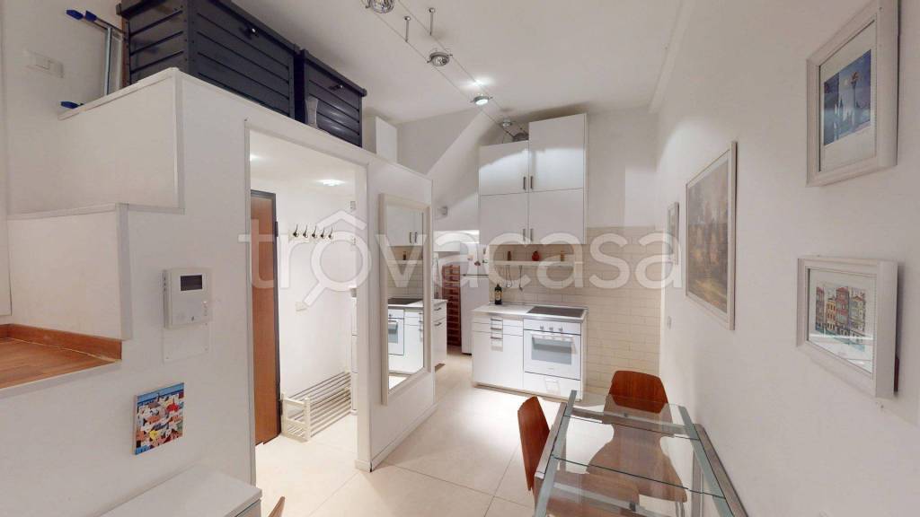 appartamento in vendita a Genova in zona Sottoripa / Maddalena / Molo