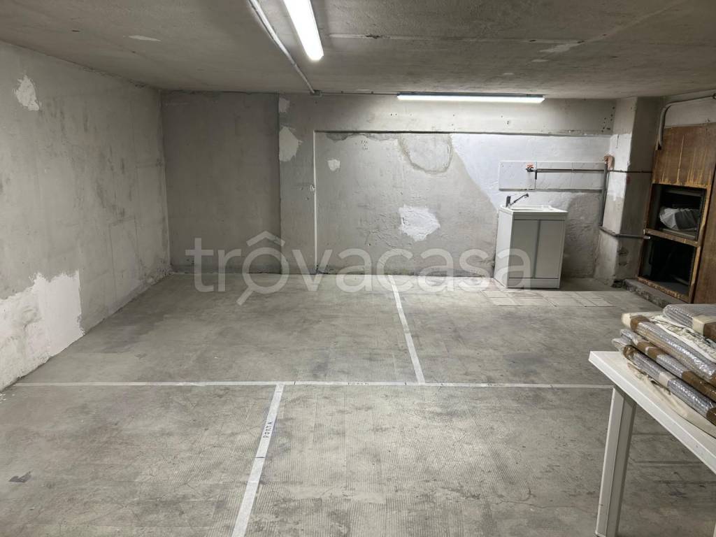 locale commerciale in vendita a Genova in zona Sestri Ponente