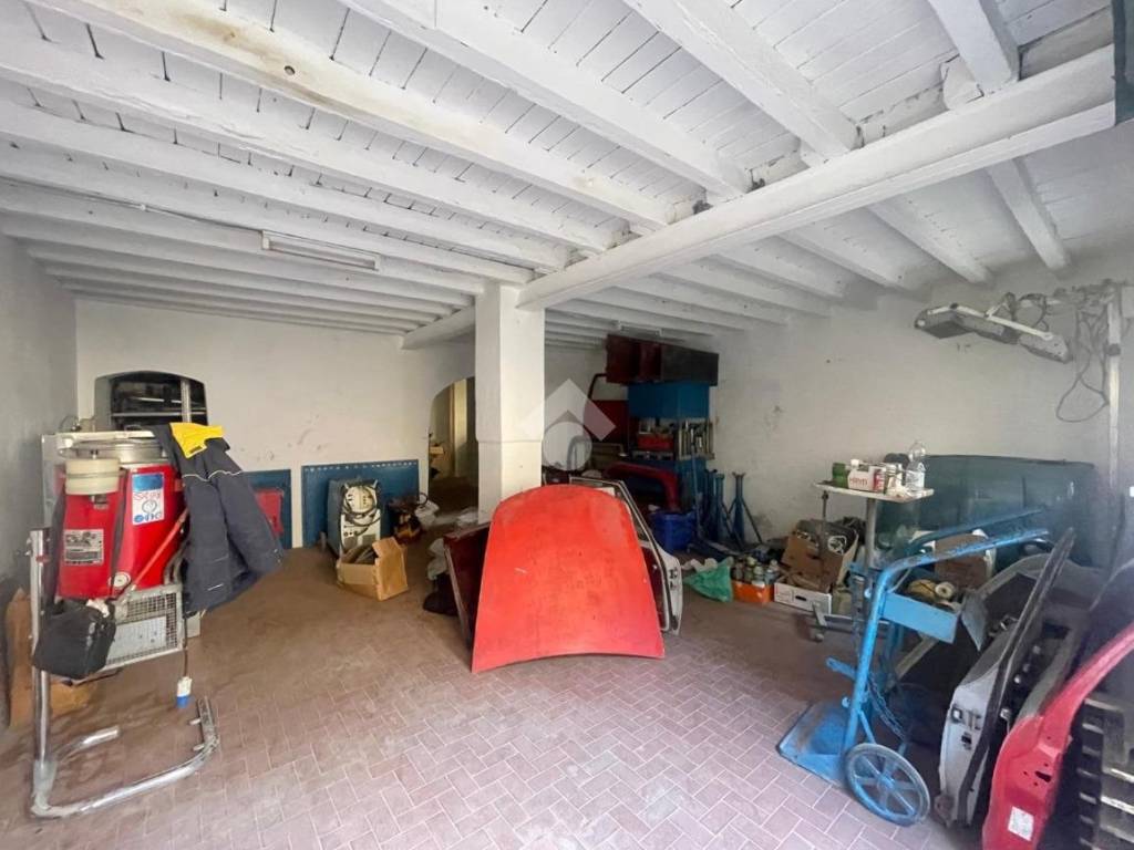 negozio in vendita a Genova in zona Bolzaneto