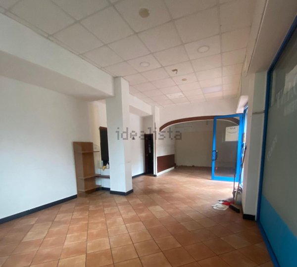 locale commerciale in vendita a Genova in zona Sestri Ponente