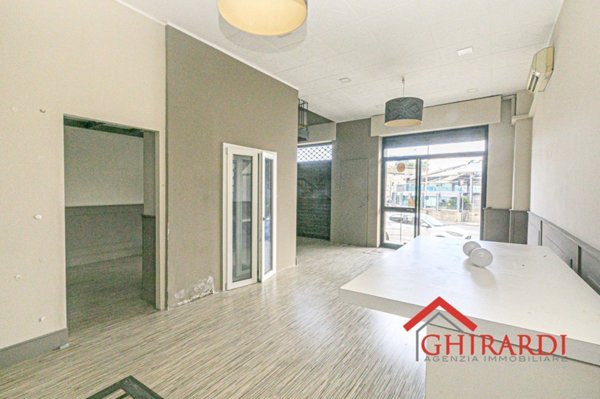 locale commerciale in vendita a Genova in zona Sestri Ponente