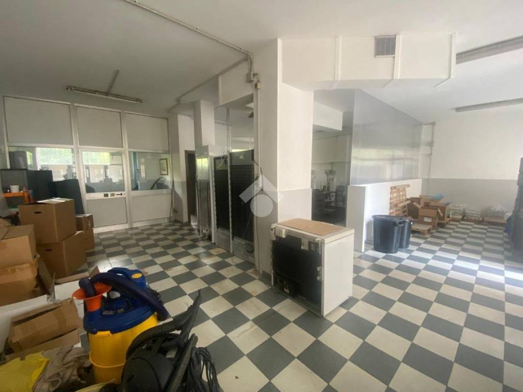 negozio in vendita a Genova in zona Struppa