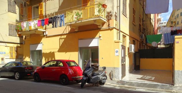 locale commerciale in vendita a Genova in zona Sestri Ponente