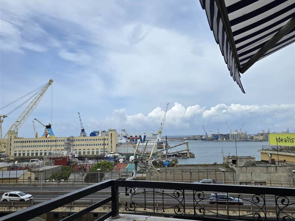 appartamento in vendita a Genova in zona Sottoripa / Maddalena / Molo