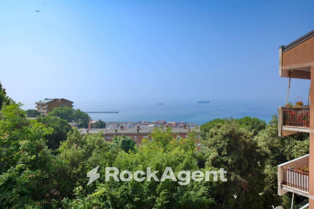 appartamento in vendita a Genova in zona Palmaro / Pra'