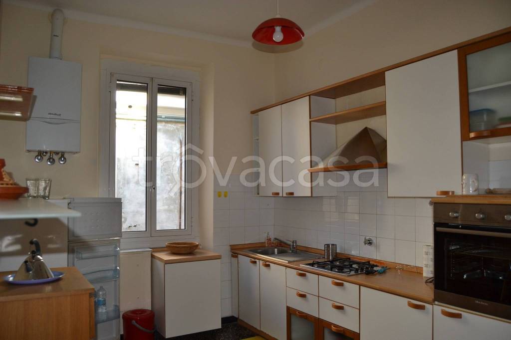 appartamento in vendita a Genova in zona Sottoripa / Maddalena / Molo