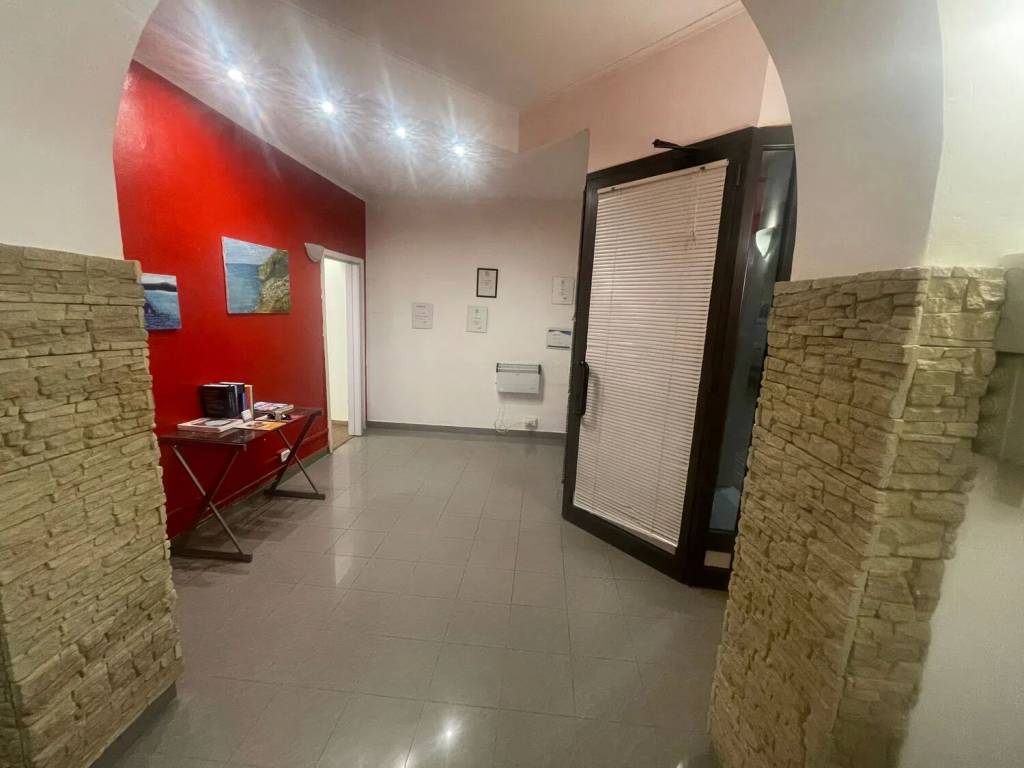 negozio in vendita a Genova in zona Bolzaneto
