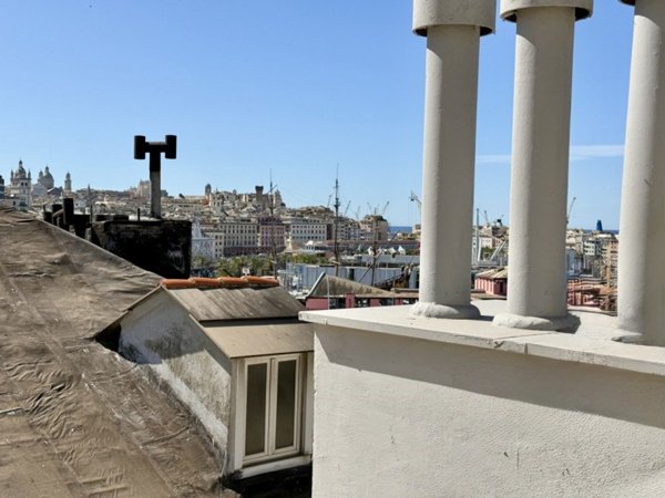 appartamento in vendita a Genova in zona Sottoripa / Maddalena / Molo