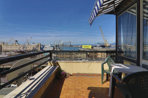 appartamento in vendita a Genova in zona Sottoripa / Maddalena / Molo