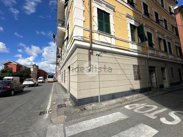 locale commerciale in vendita a Genova in zona Sestri Ponente