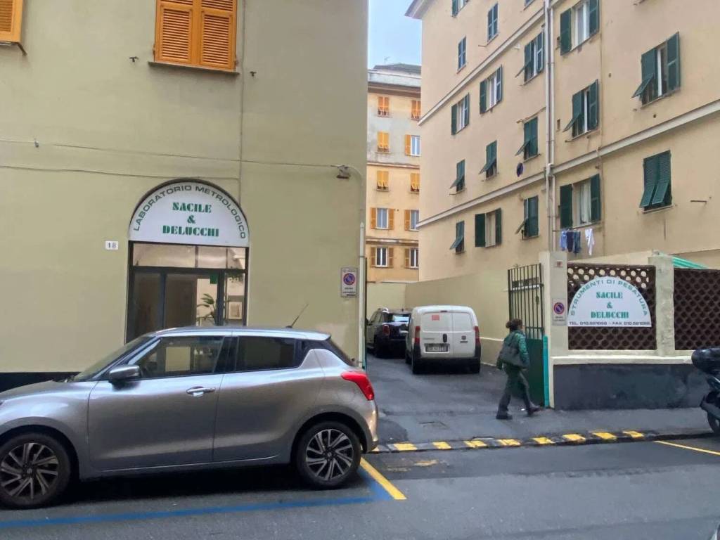 negozio in vendita a Genova in zona Foce