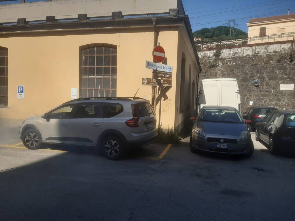 locale commerciale in vendita a Genova in zona Bolzaneto