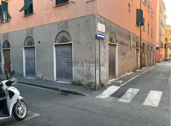 locale commerciale in vendita a Genova in zona Sestri Ponente