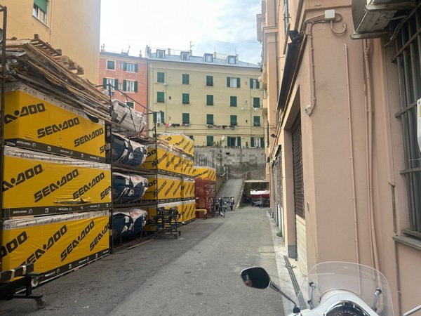 locale commerciale in vendita a Genova in zona Sturla