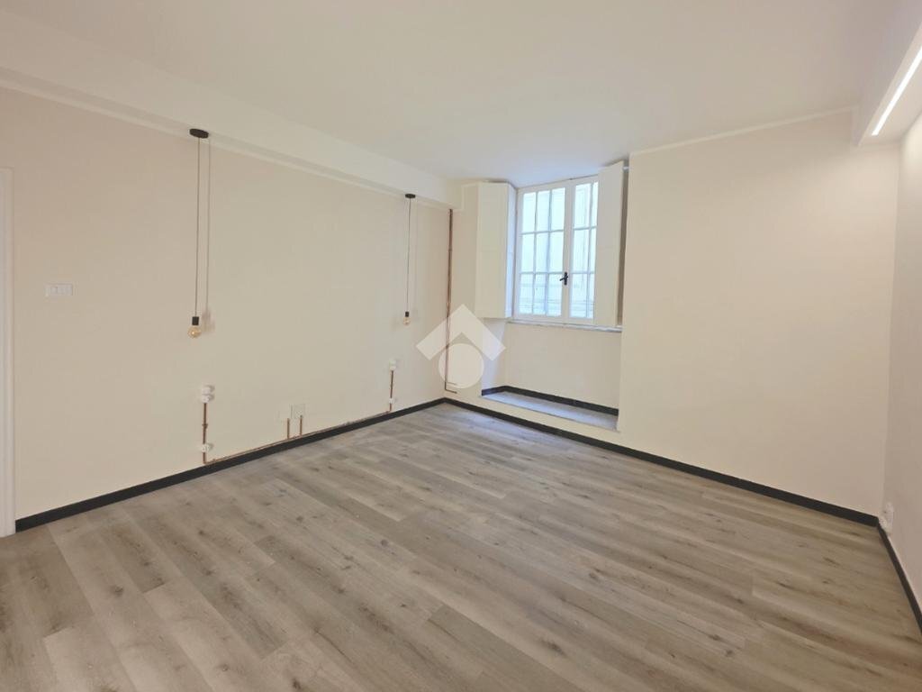 appartamento in vendita a Genova in zona Sottoripa / Maddalena / Molo