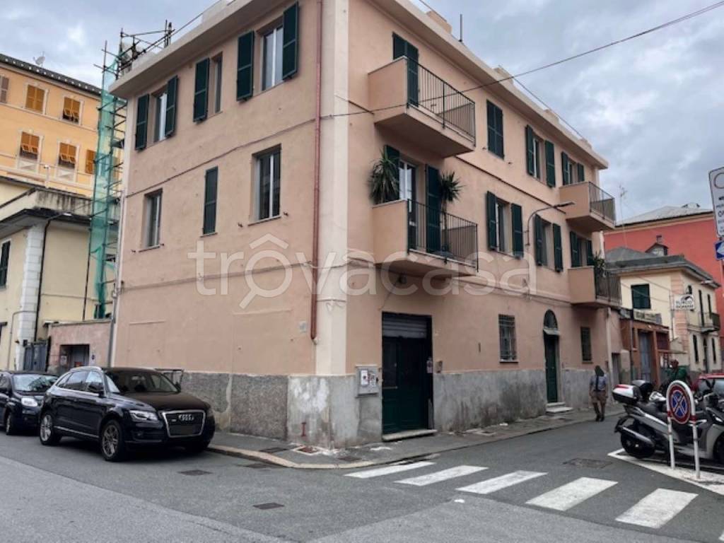 locale di sgombero in vendita a Genova in zona Sestri Ponente