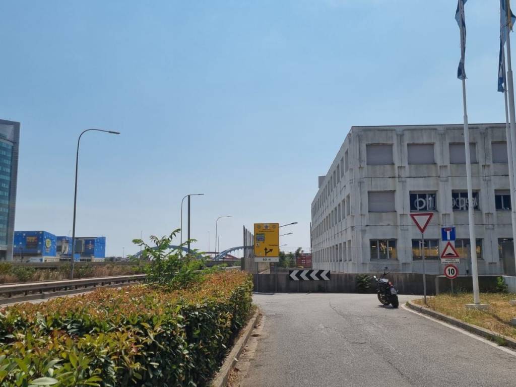 ufficio in vendita a Genova in zona Sampierdarena