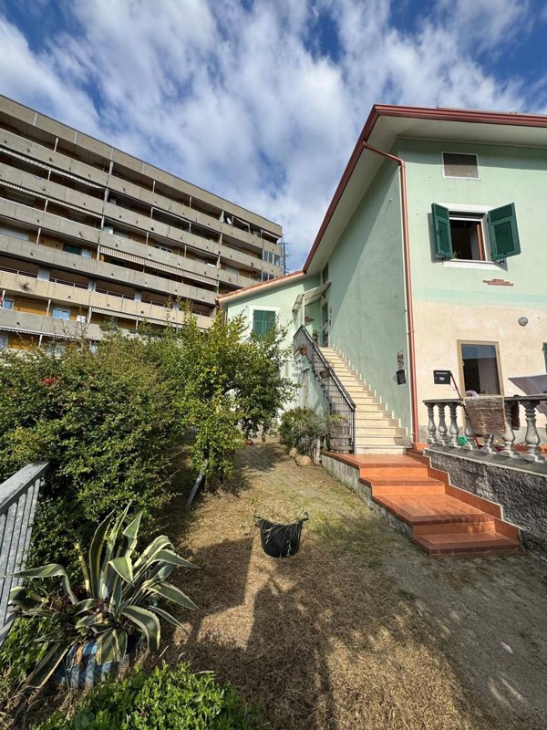appartamento in vendita a Genova in zona Rivarolo