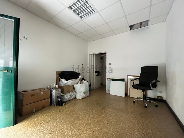 locale commerciale in vendita a Genova in zona Sestri Ponente