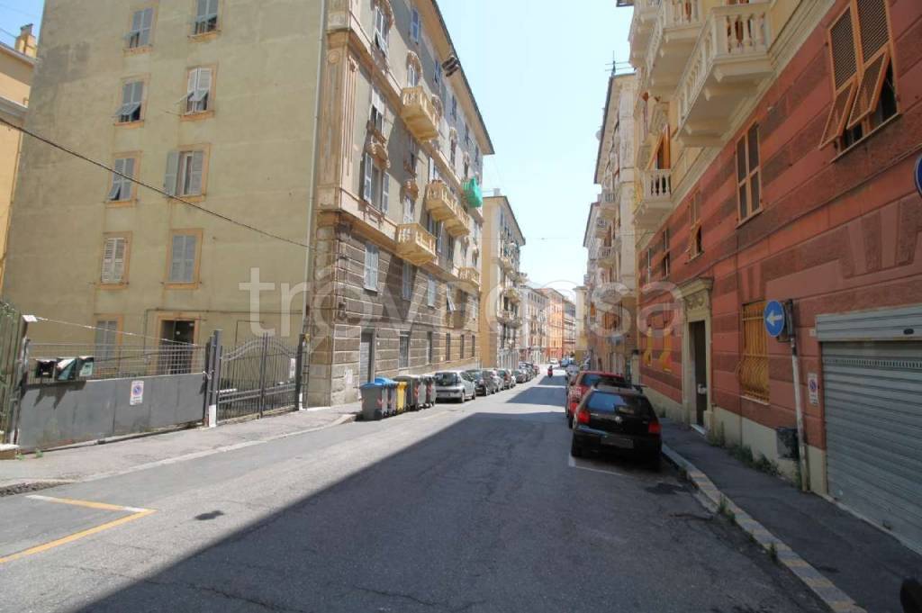locale commerciale in vendita a Genova in zona Cornigliano