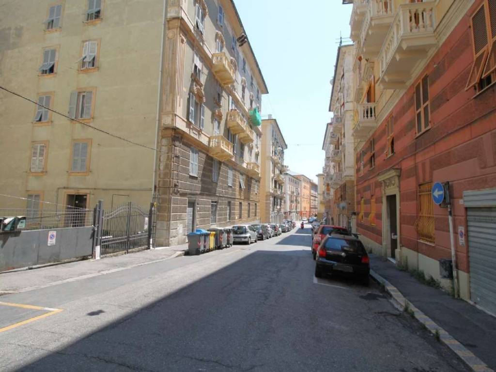 locale commerciale in vendita a Genova in zona Cornigliano