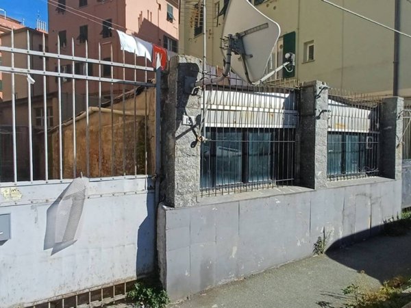 locale di sgombero in vendita a Genova in zona Staglieno