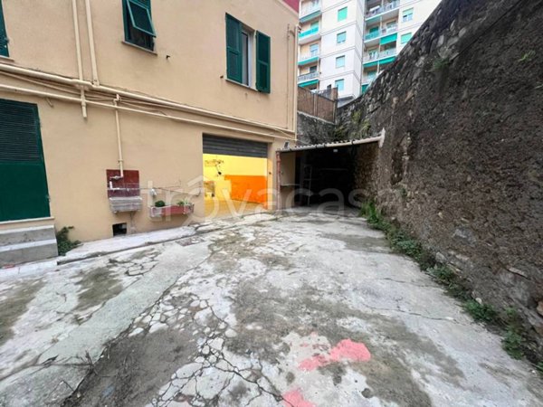 locale commerciale in vendita a Genova in zona Sturla
