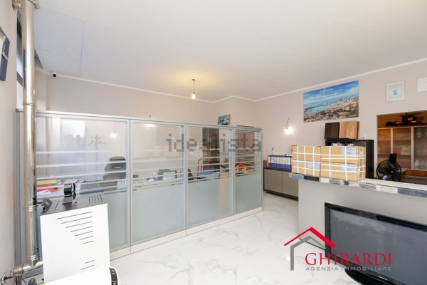 locale commerciale in vendita a Genova in zona Sampierdarena