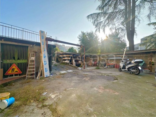 locale commerciale in vendita a Genova in zona Pontedecimo