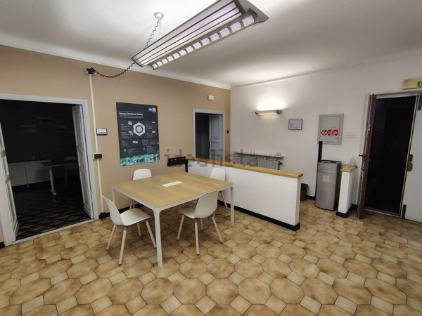 ufficio in vendita a Genova in zona Sestri Ponente