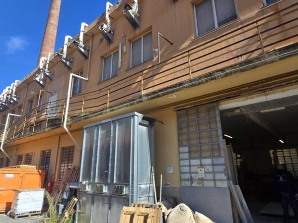 locale commerciale in vendita a Genova in zona Rivarolo