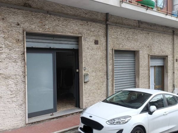 negozio in vendita a Genova in zona Marassi
