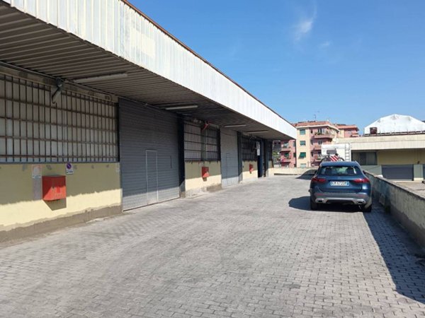 locale commerciale in vendita a Genova in zona Sestri Ponente