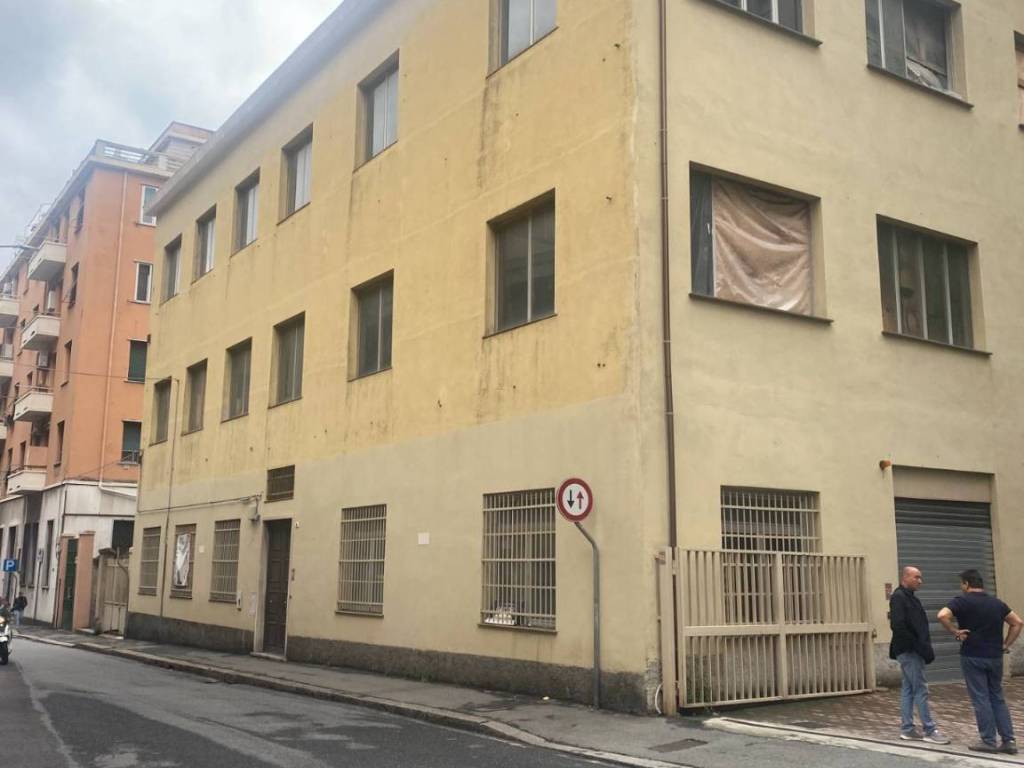 locale commerciale in vendita a Genova in zona Cornigliano