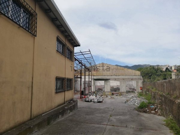 capannone in vendita a Genova in zona Bolzaneto