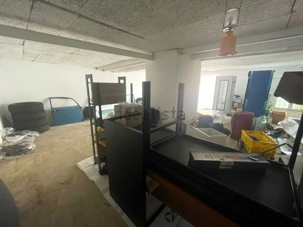 locale commerciale in vendita a Genova in zona Molassana