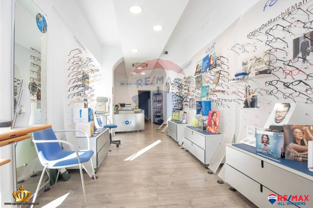 negozio in vendita a Genova in zona Sestri Ponente