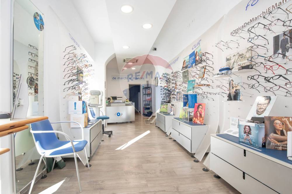 negozio in vendita a Genova in zona Sestri Ponente