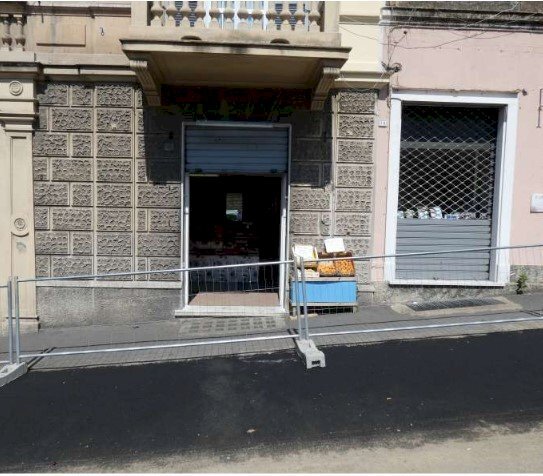 locale commerciale in vendita a Genova in zona Sestri Ponente