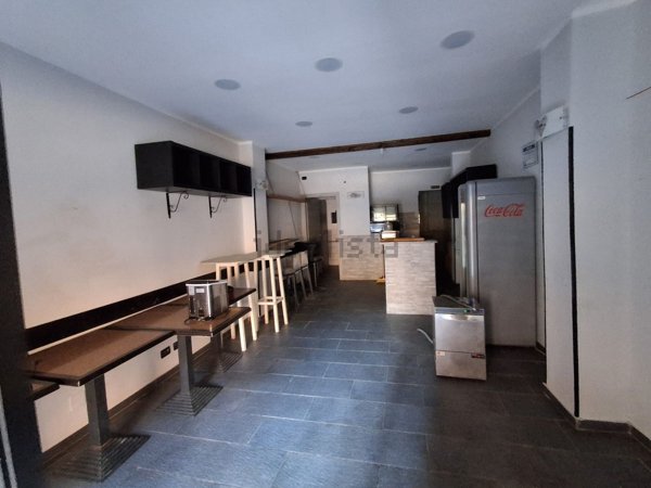 locale commerciale in vendita a Genova in zona Rivarolo