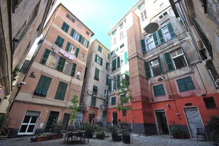 appartamento in vendita a Genova in zona Sottoripa / Maddalena / Molo